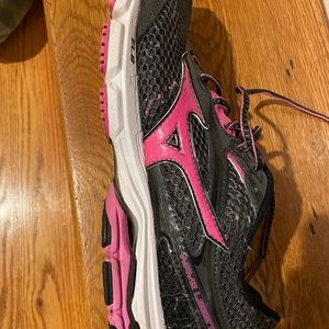 Mizuno size 9.5, black and fuscia